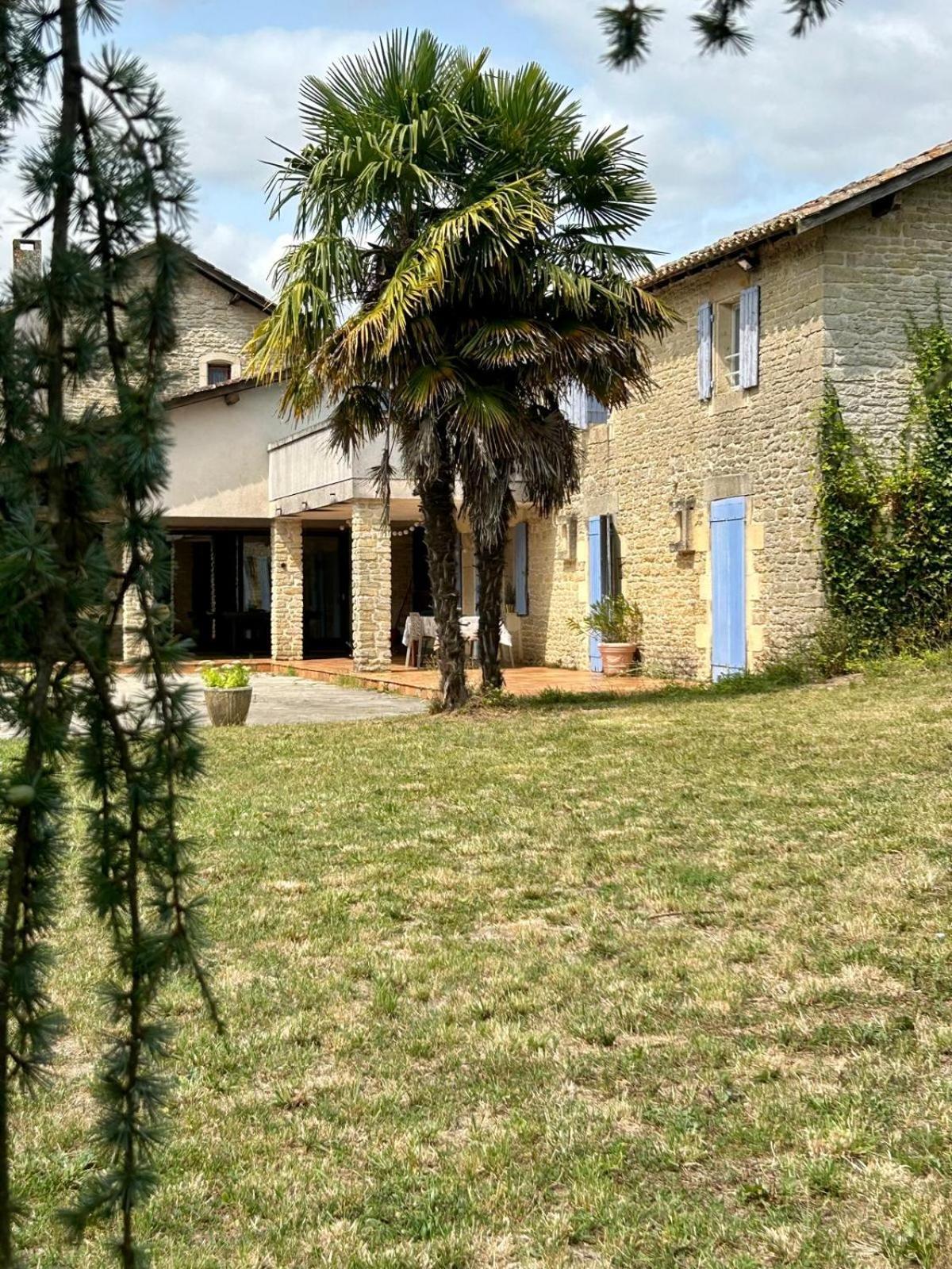 Domaine De Fontsauzine - Gites Et Chambre D'Hotes Genouille  Ngoại thất bức ảnh